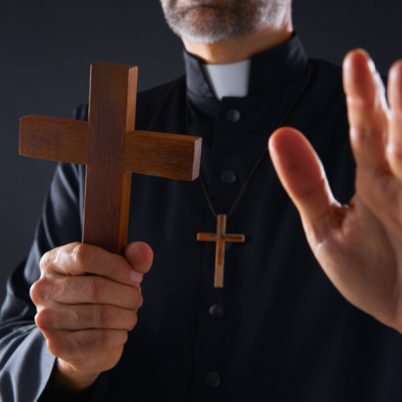 "Đavo je bio prvi influenser": Tvrdnja sveštenika užasnula mnoge VIDEO