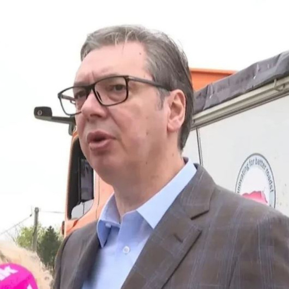 Vučić u Kuli: Dočekao ga veliki broj meštana; Odjekuje "Aco, Srbine"; "Za nas je volja naroda – volja Boga"