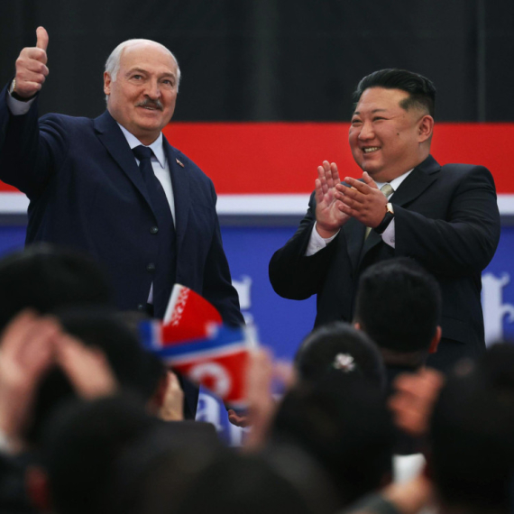 Lukašenko poklonio pušku Kim Džong Unu: "Za svaki slučaj, ako se pojave neprijatelji" VIDEO