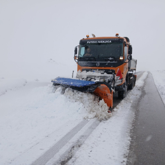 Okovani su: Palo više od 20 centimetara snega FOTO