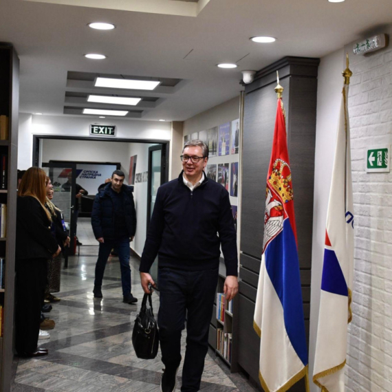 Vučić stigao u štab SNS FOTO