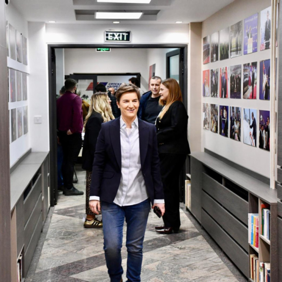 Ana Brnabić stigla u štab SNS-a FOTO