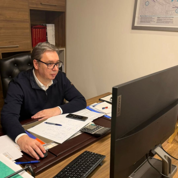 Vučić nakon izbora: "Srećan sam što ljudi slave, ja sada ostajem u kancelariji da analiziram rezultate" FOTO