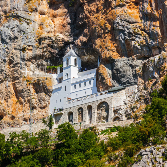 Montenegrins head toward Ostrog; Is the monastery at risk?
