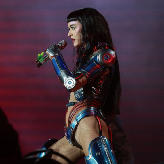 Još jedna optužba za Kejti Peri: "Gurala mi je prste u dekolte" VIDEO