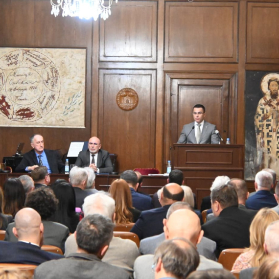 Neprocenjivo blago konačno na sigurnom: Matici srpskoj uručen dokument star više od 750 godina