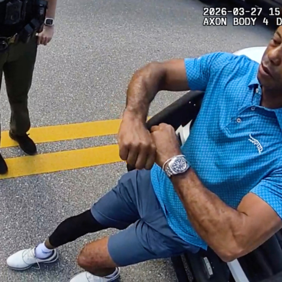 Šok snimak: Golfer Tajger Vuds jedva stoji, pa zaspao u policijskom autu FOTO/VIDEO