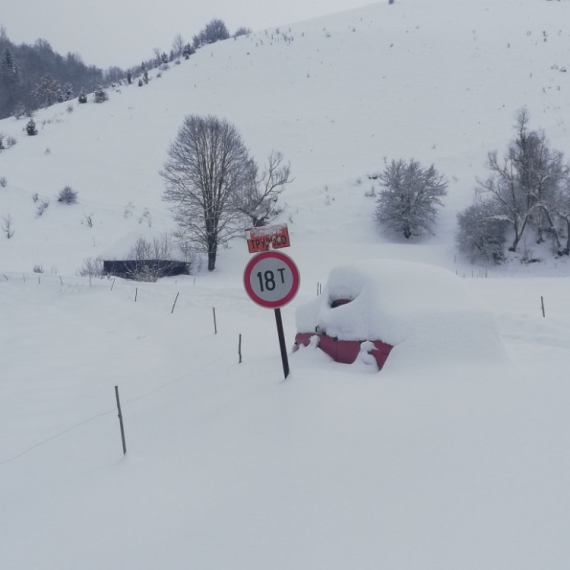 Drama na Durmitoru: Vatrogasci-spasioci krenuli, ali se zaglavili u ogromnim snežnim nanosima