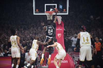 Slika za "Večiti" derbi više od košarke – spektakl na terenu, haos na tribinama FOTO/VIDEO