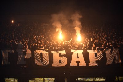 Slika za "Grobari" izvukli košarkaše iz autobusa! VIDEO