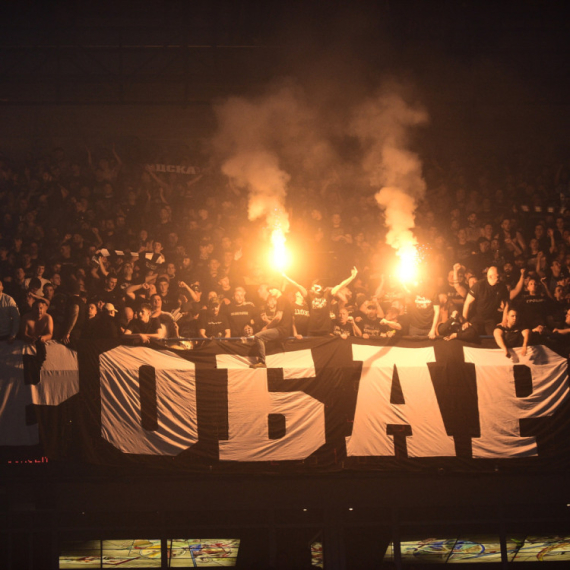 "Grobari" pulled the players out of the bus! VIDEO