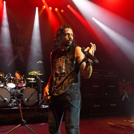 Roni Romero nastupa na koncertu "Rock Symphony" u Novom Sadu