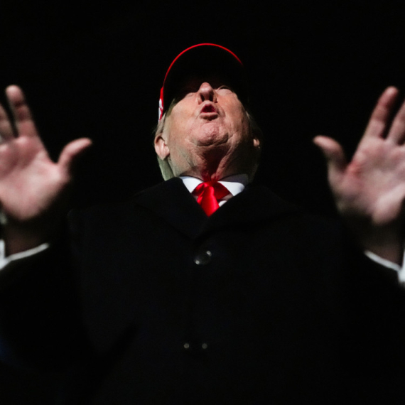 Bura u Americi: Tramp se prikazao kao Hrist, objava izazvala haos i nestala sa mreže