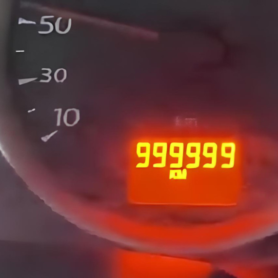 Obrnuo igricu! Auto prešao milion kilometara, pogledajte kako se sat vraća na nulu VIDEO