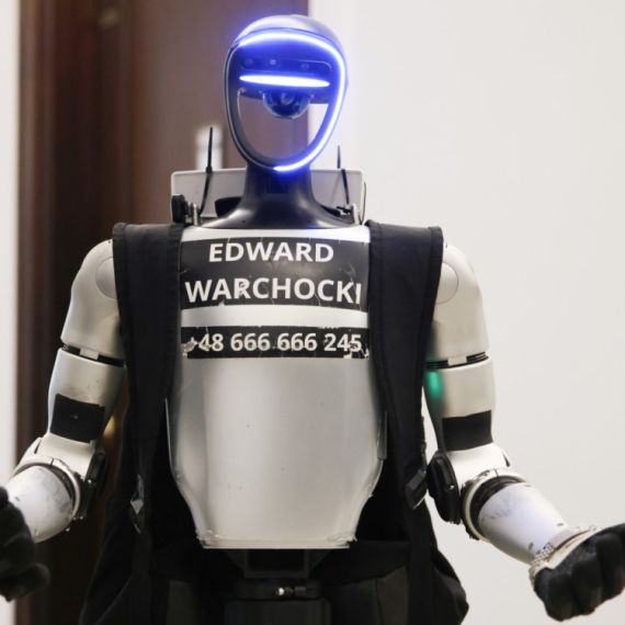 Hit snimak iz Poljske: Robot "jurio" divlje svinje po parkingu VIDEO