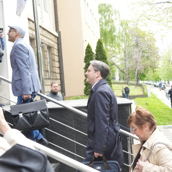 Jedna reporterka N1 ostala uz Šolaka, druga prihvatila novog vlasnika i za 10 minuta rekle sve različito VIDEO