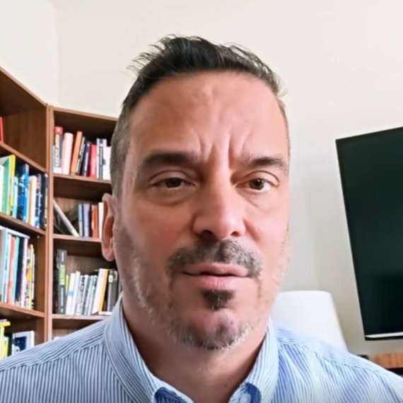Laž dana;  Piper: "Blokaderi pretukli čoveka koji je samo postavio pitanje" VIDEO