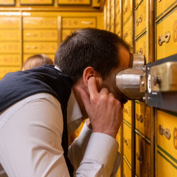 Otvorena Galerija S.E.F. u Palati nauke izložbom "Banka sećanja": U sefovima vas čekaju priče FOTO