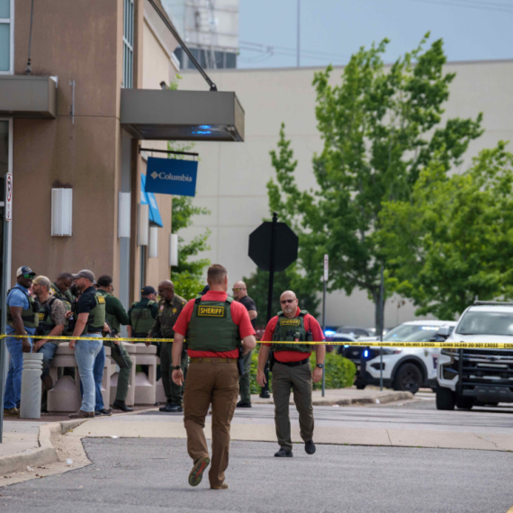 Pucnjava u tržnom centru: Ranjeno 10 osoba, napadači u bekstvu FOTO/VIDEO