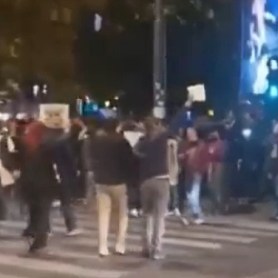 Dvadesetak blokadera u Zemunu maltretira građane VIDEO