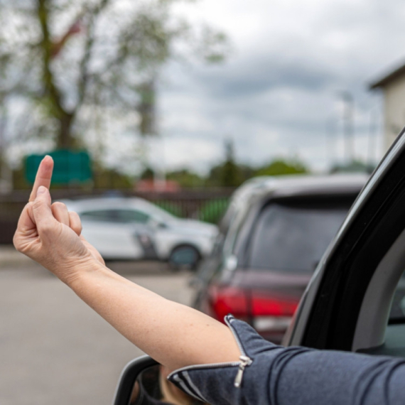 Pljušte kazne za pokazivanje srednjeg prsta: Idu i do 13.000 dinara