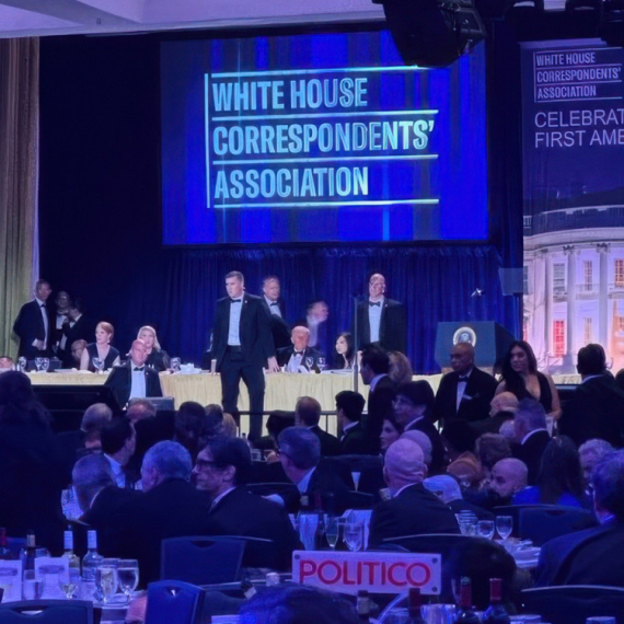 Snimak nastao tokom napada na Trampa "zapalio" mreže:  "Svuda haos, a on dovršava jelo" VIDEO