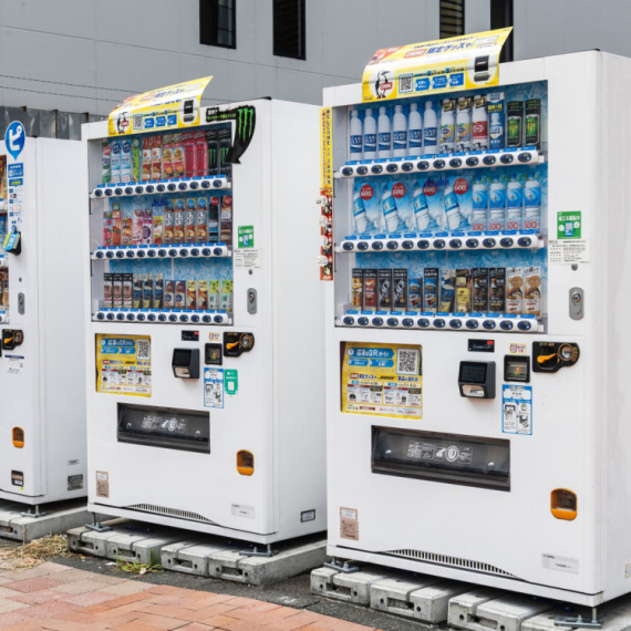 Francuz lizao slamku sa automata za sokove, preti mu zatvor