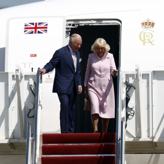 Kraljevska poseta uprkos haosu: Čarls i Kamila stigli kod Trampa