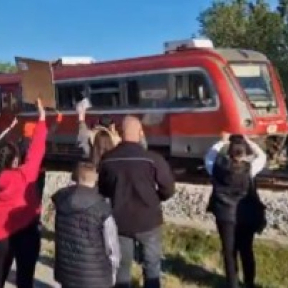 Blokaderi više ni sami ne znaju šta izvode; Građani u neverici: "Ovo je da se čovek samo smeje idiotima" VIDEO