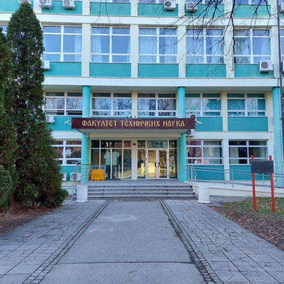 "Srbija pobeđuje" na FTN-u: Veliki transparent izazvao pažnju studenata i prolaznika