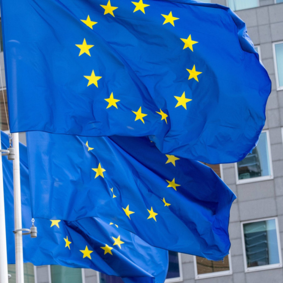 Ovo je politička "elita"?; Blokaderi u Novom Sadu se sukobili zbog zastave EU