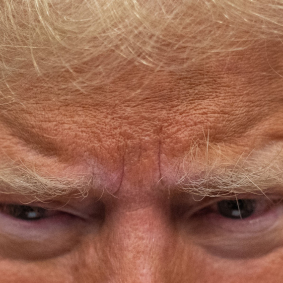 Neviđen skandal u Americi; Trampa optužuju za korupciju epskih razmera; U priči i Melanija