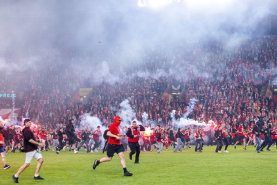 Slika za Nezapamćeni haos u Pragu – huligani prekinuli derbi Slavije i Sparte VIDEO