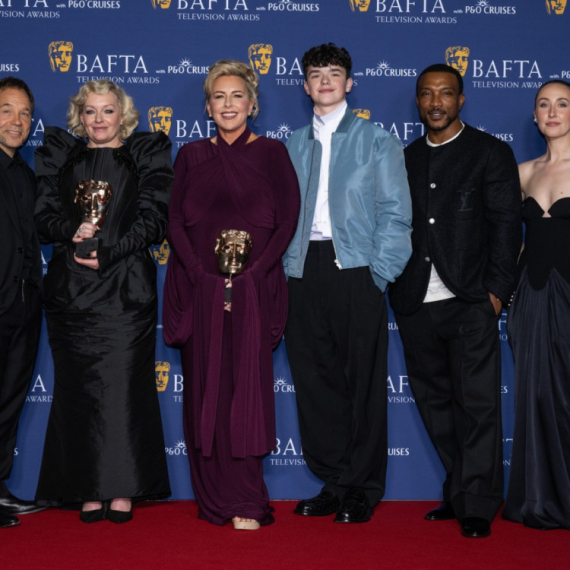 BAFTA u znaku Netfliksa: Serija "Adolescencija" osvojila najvažnije nagrade FOTO