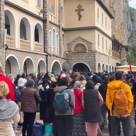 Nestvarne slike ispod Ostroške stene: Hiljade vernika kod manastira Svetog Vasilija
