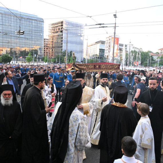 Veliki blagoslov za Srbiju: Vernici satima čekaju da se poklone Pojasu Presvete Bogorodice FOTO/VIDEO