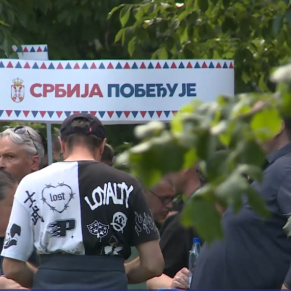 U Pionirskom parku skup podrške Aleksandru Vučiću; Okupio se veliki broj građana; "Srbija pobeđuje"