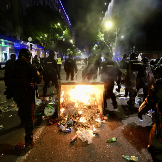 Jezive scene nasilja blokadera; Gađali policiju flašama i kamenicama; Lomili i palili grad FOTO/VIDEO