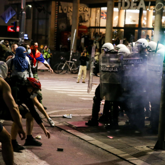 Kompas: "Fijasko na Slaviji; Skup se završio u senci sukoba sa policijom"