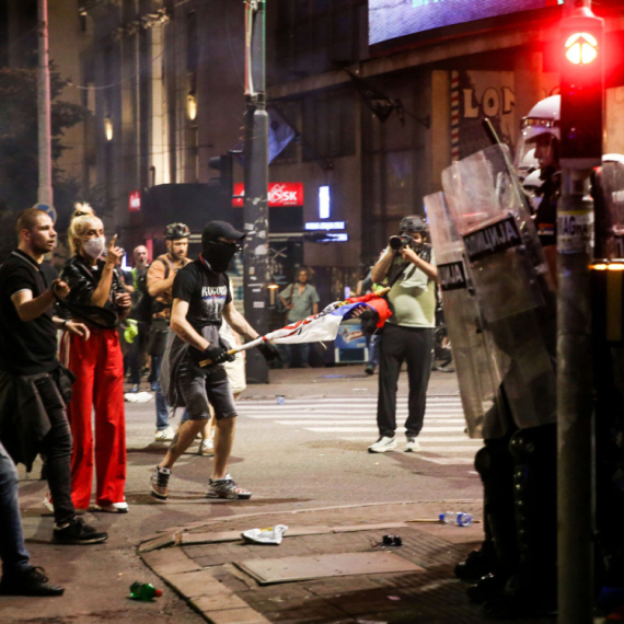 Dačić: "Sinoć povređeno 17 policajaca, 47 lica dovedeno u MUP"; "Nema razloga za ovakve scene" VIDEO
