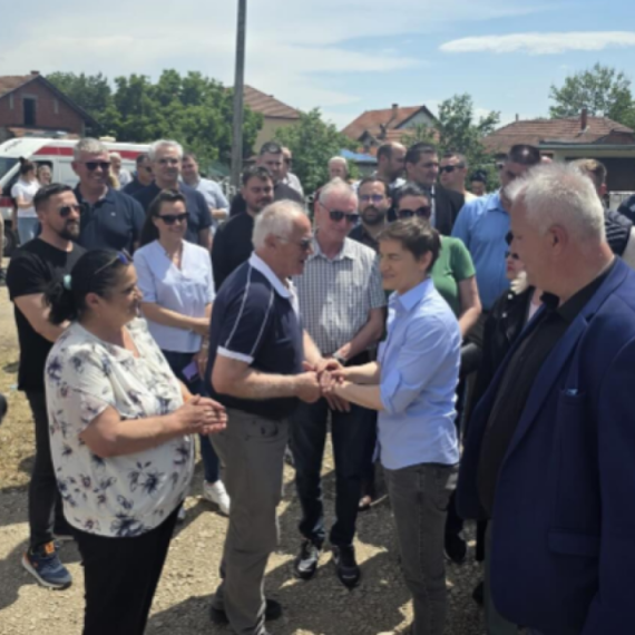 Brnabić sa građanima u Aleksincu: "Nastavićemo da se borimo za Srbiju mira i stabilnosti, nećemo nasilje" FOTO