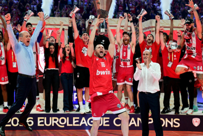 Slika za Olimpijakos šampion Evrolige; Milutinov slavio sa srpskom zastavom; Tajrik o Partizanu; "Vratićemo se"