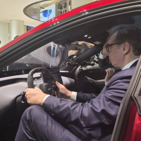 Vučiću u Kini pokazani moćni automobili: "Ovaj ide 350 km na sat"