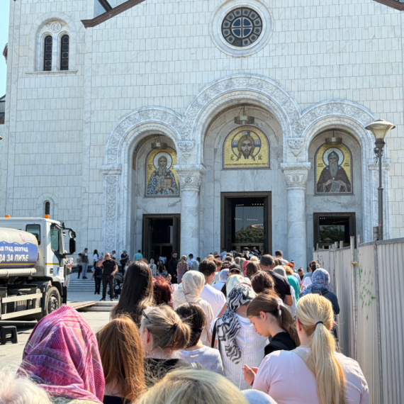 Blokaderi stoje iza incidenta kod Hrama? Izvori: Zborašica sa Vračara gađala vernike flašom VIDEO