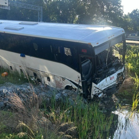 Horor na auto-putu: Autobus pokosio automobile; Ima mrtvih i na desetine povređenih FOTO/VIDEO