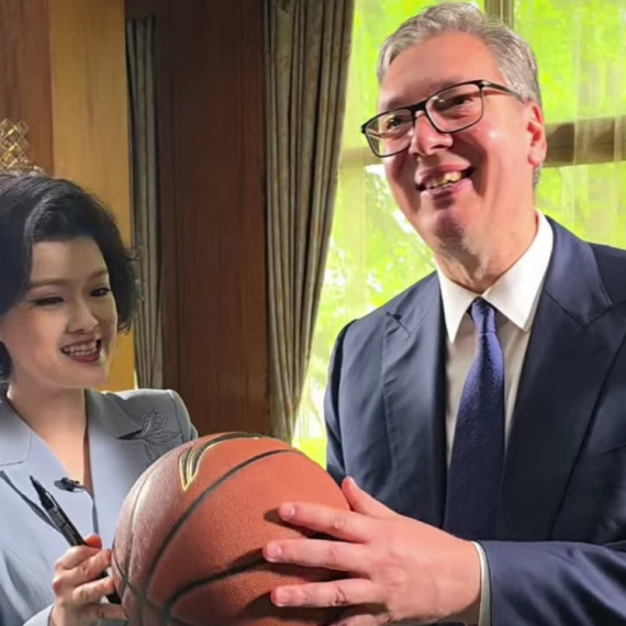 Kinezi imaju poseban nadimak za njega – 577=Vučić; Potpisao se na lopti i rekao da voli kinesku hranu VIDEO