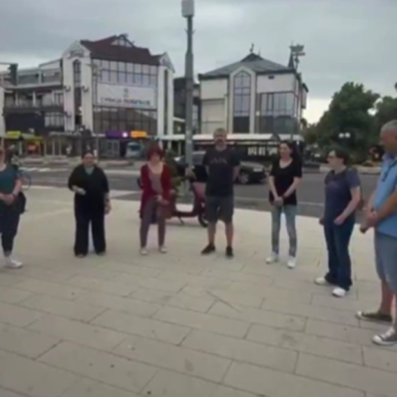 Novi blam studenata blokadera; Ovoga puta su blokirali trotoar u Inđiji VIDEO