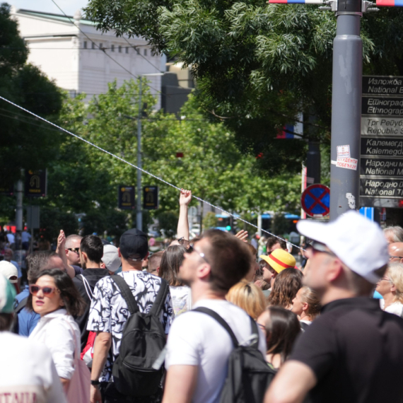 "Studenti pobeđuju" mora da stoji, čak i ako stanari neće? Vređali ženu koja je pokušala da skine baner