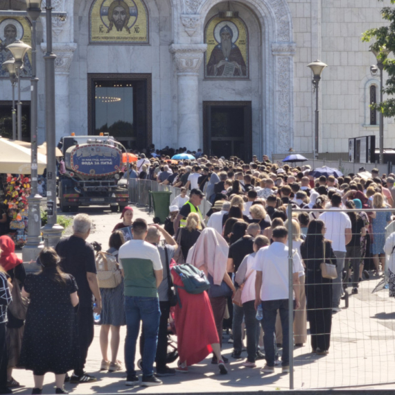 Beograd i dalje ne spava: Patrijarh Porfirije dan i noć sa vernicima u najdužem redu za molitvu FOTO/VIDEO