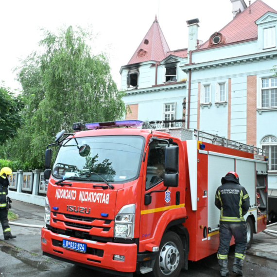 Ugašen požar u ambasadi Pakistana na Dedinju; Tri vatrogasne ekipe se borile sa vatrenom stihijom FOTO/VIDEO